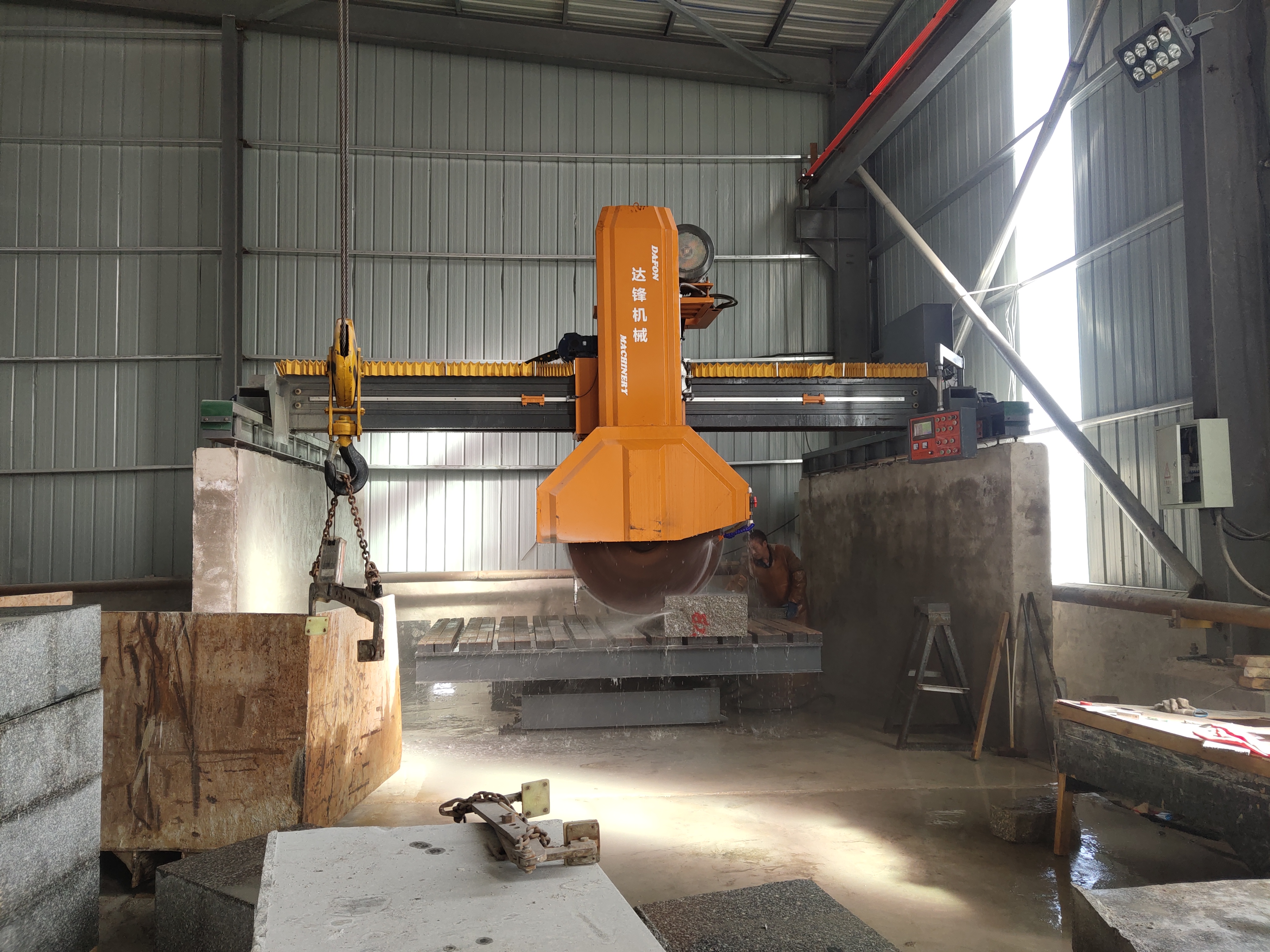 Каковы меры предосторожности для станка для резки камня?