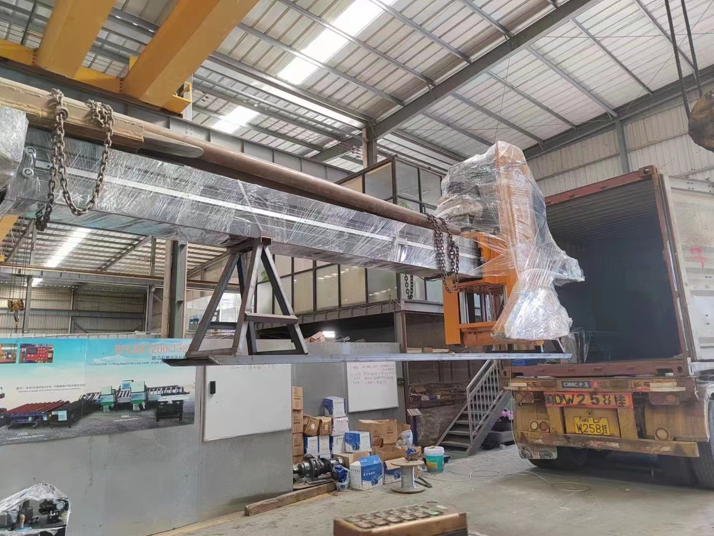 Загрузка машины для резки мостового камня в Россию