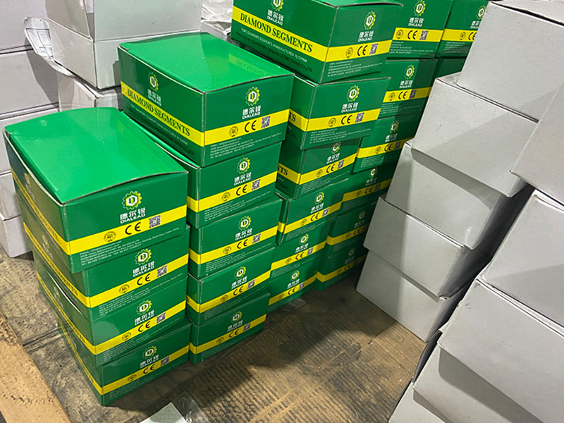 В награду за выдающиеся возможности в области НИОКР Dialead Stone Machinery получает множество патентов, особенно на станок для производства бордюрного камня и автоматический станок для профилирования колонн.